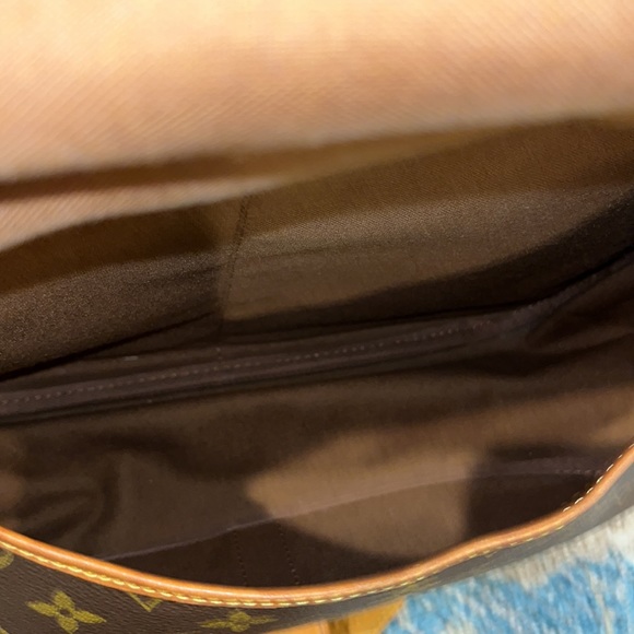 LOUIS VUITTON • SAUMUR 35 CROSSBODY BAG - Picture 10 of 11